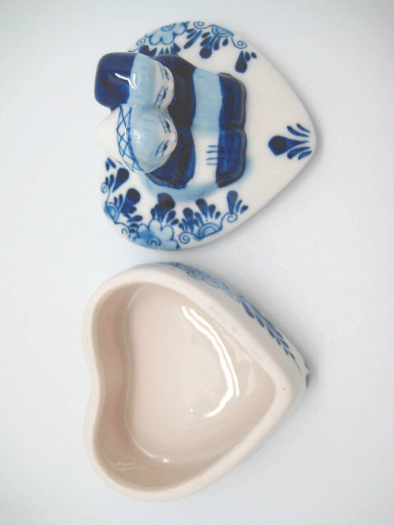 Kissing Couple On Blue and White Ring Box - Home & Garden, Jewelry Holders, PS-Party Favors - 2 - 3